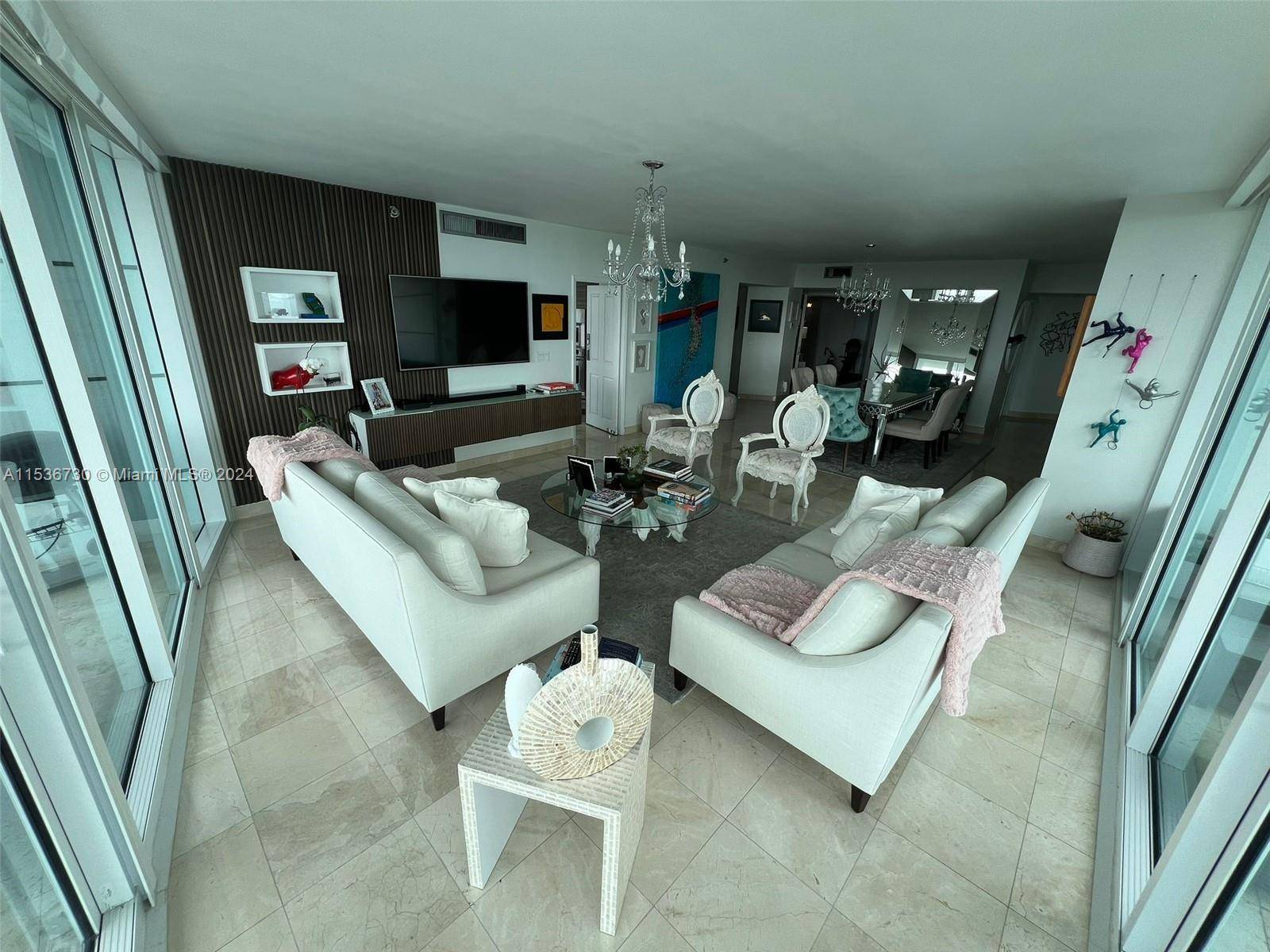 Beautiful unit in one of the most desired streets of Brickell.