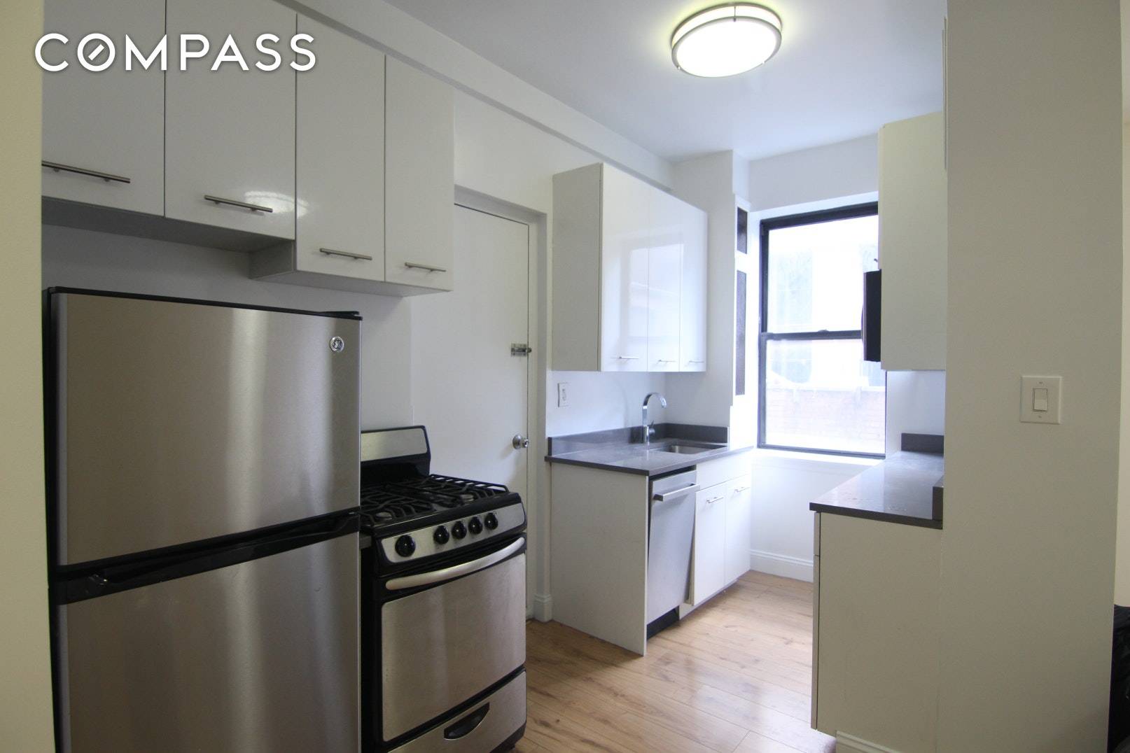 Located on the highest point in Manhattan with south western eastern exposures, this 3 bed unit has been recently renovated and offers great views.