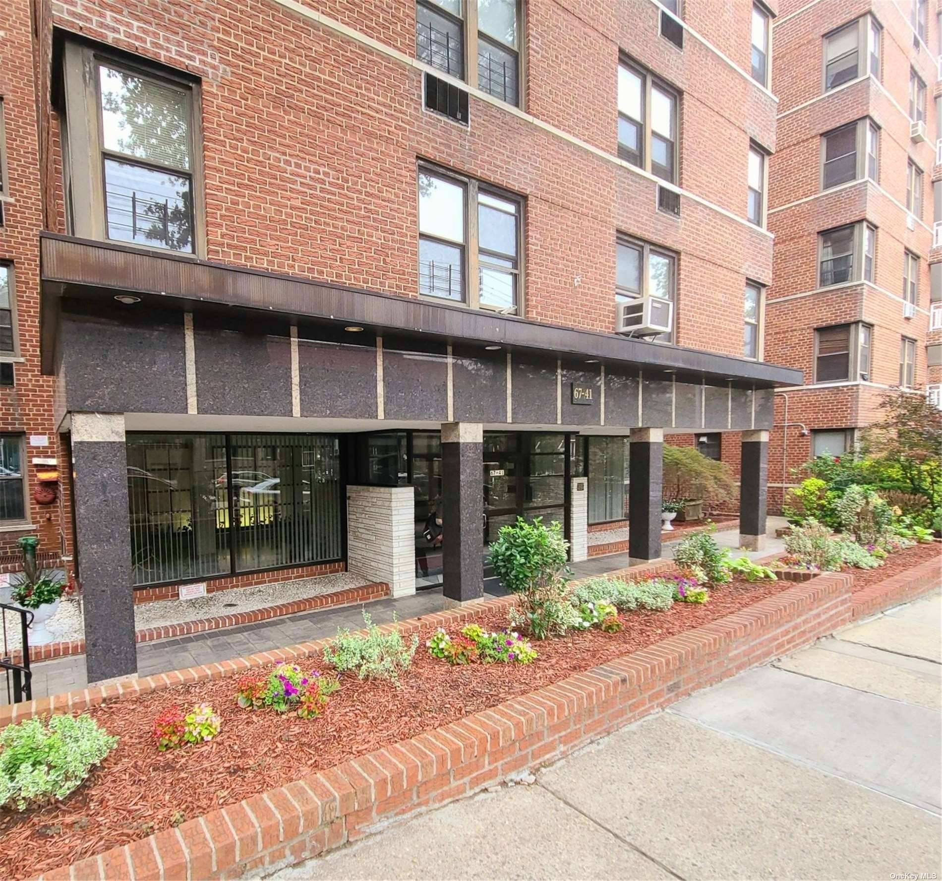 Super Deal for Sunny XLG 1Br Co op in Prime Forest Hills Near Subway Eastern Exposure, Very Spacious, Excellent Location, Fine Building, Very Low Maintenance, Amazing Value !