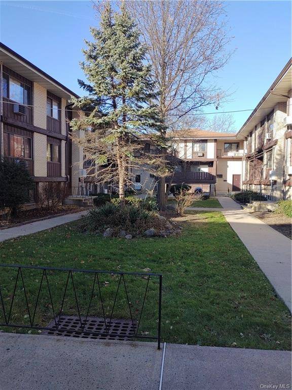 SPRING VALLEY ! LARGE amp ; GORGEOUS 1 bedroom co op in Hickory Village.