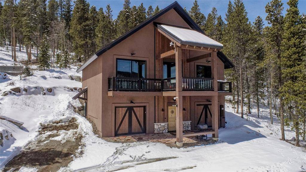 Experience all that mountain living has to offer in this welcoming, custom built cabin.