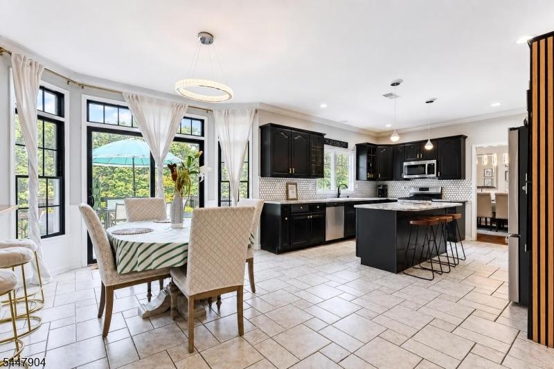 Kitchen / Dining Area