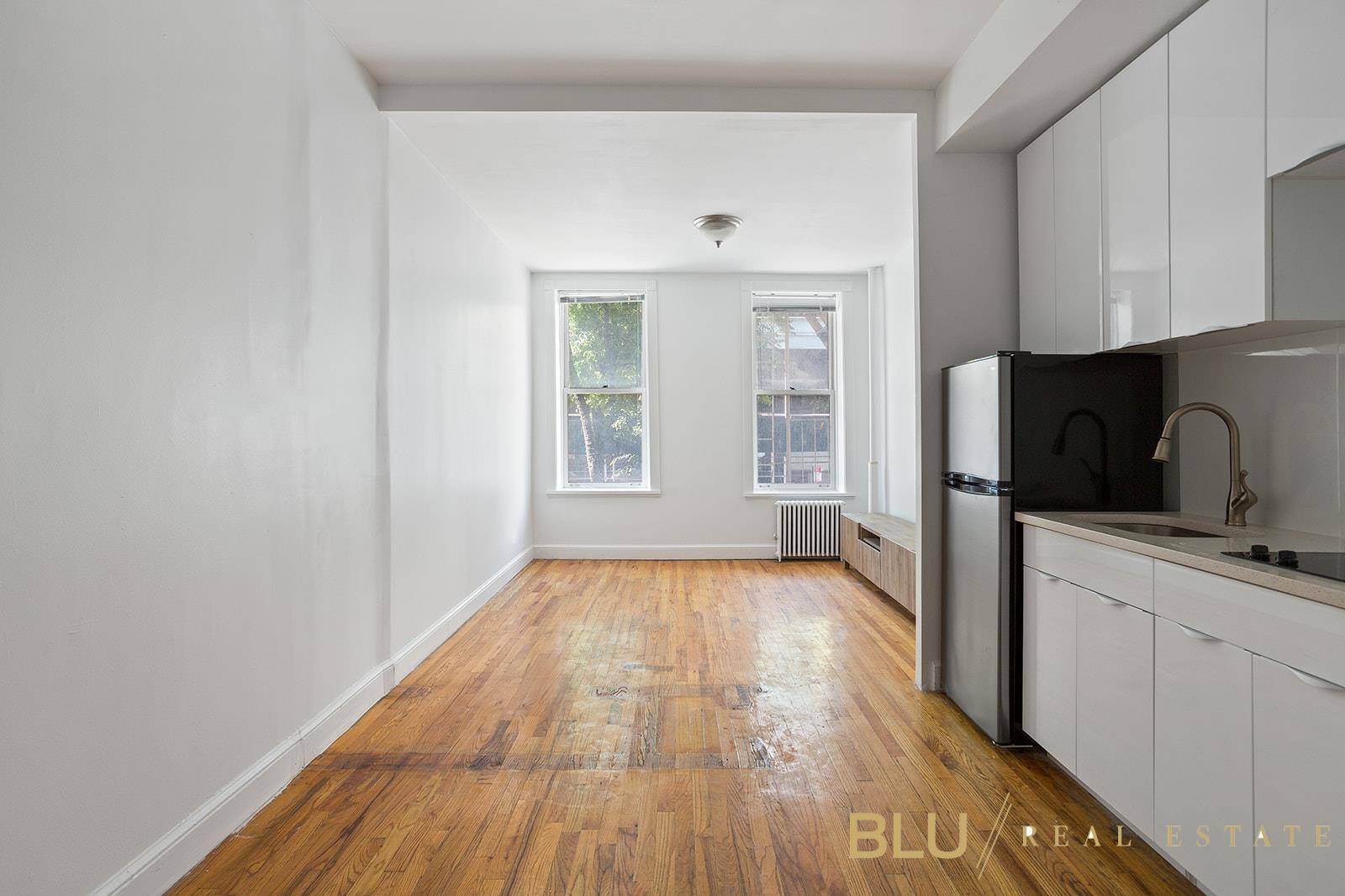 NO BROKER FEE. Charming 1 bedroom railroad apartment in the heart of sought after Soho neighborhood !
