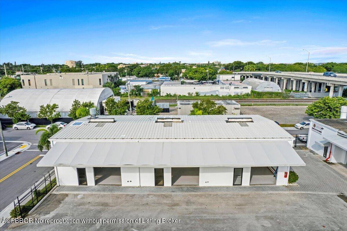 Fantastic commercial warehouse opportunity located immediately south of Southern Blvd.