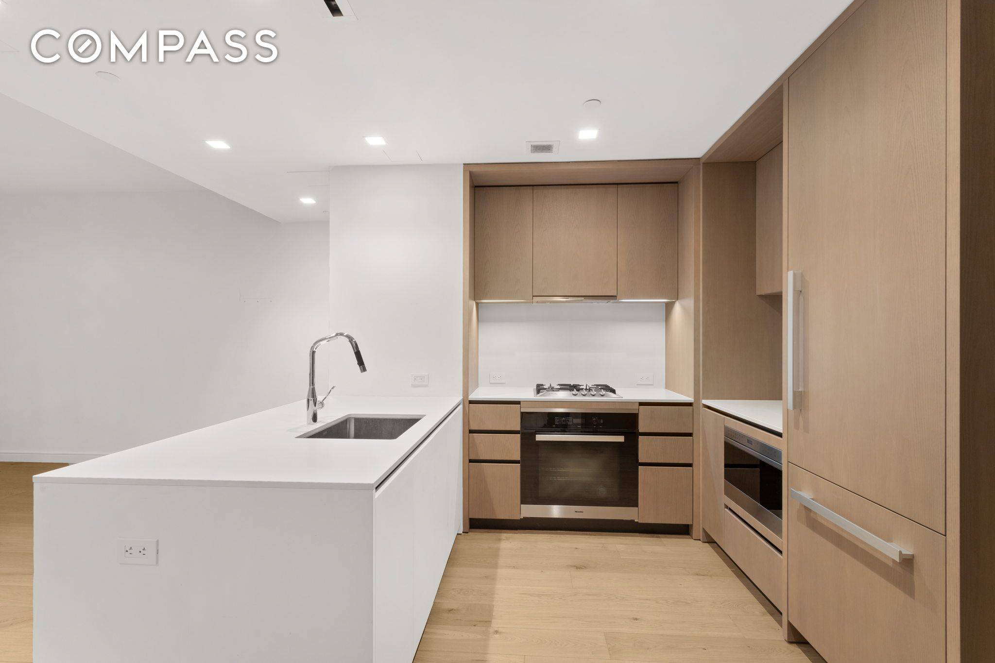 Welcome home to unit 7D of 200 East 21st St in Gramercy Park.