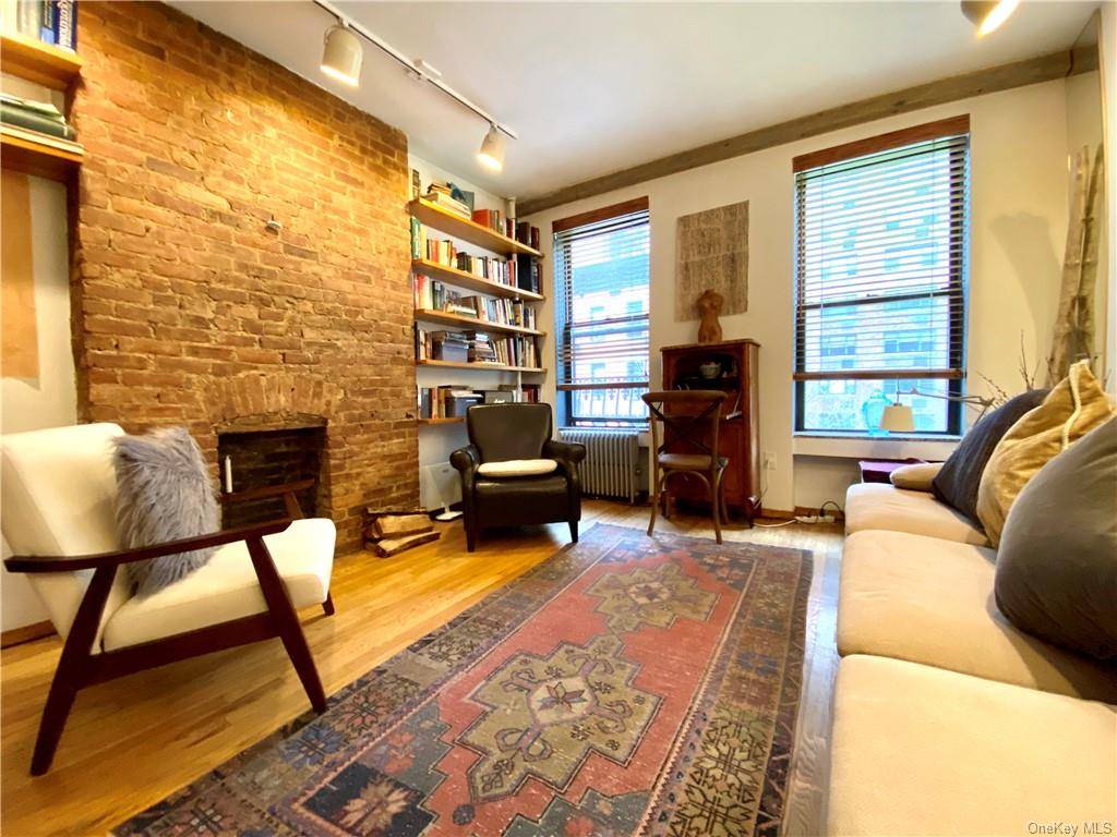 This delightful, furnished junior 1 bedroom apartment comes to market in a prime location in a tranquil Upper East Side tree lined street.
