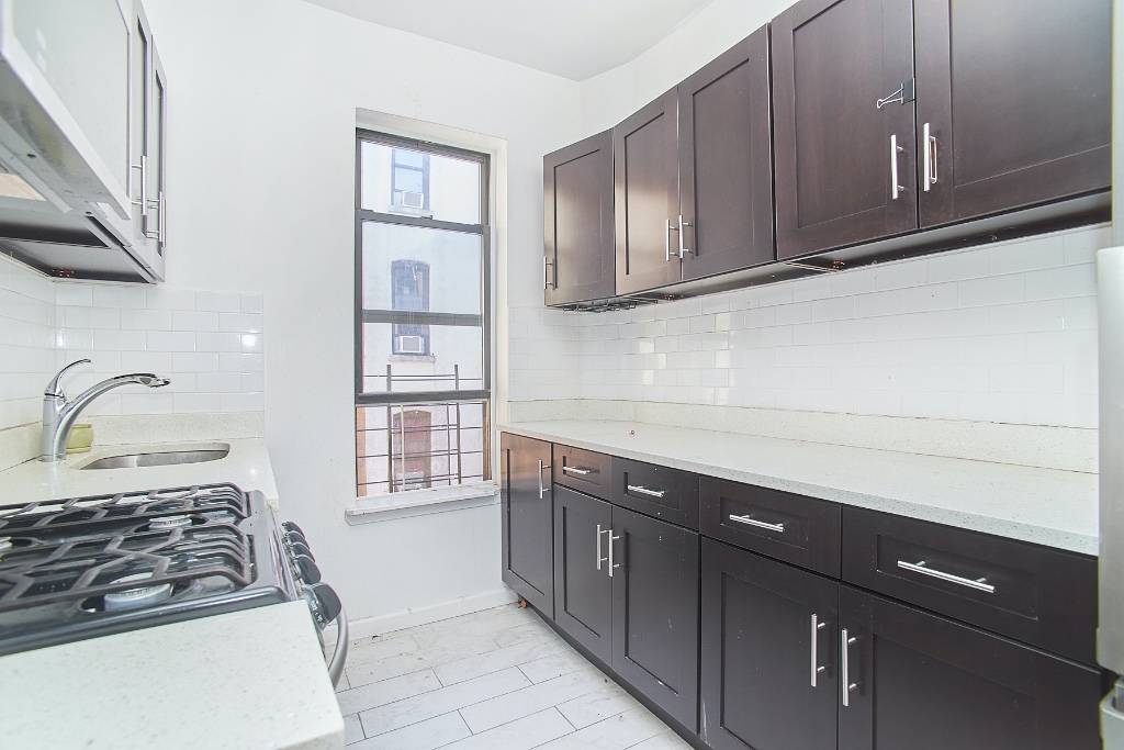 No Broker Fee 3 Bedroom Available ASAP Gross Price 2, 550 APARTMENT FEATURES Large Three Bedroom Spacious Living Room amp ; Kitchen Kitchen w Wood Cabinetry NEIGHBORHOOD amp ; BUILDING ...