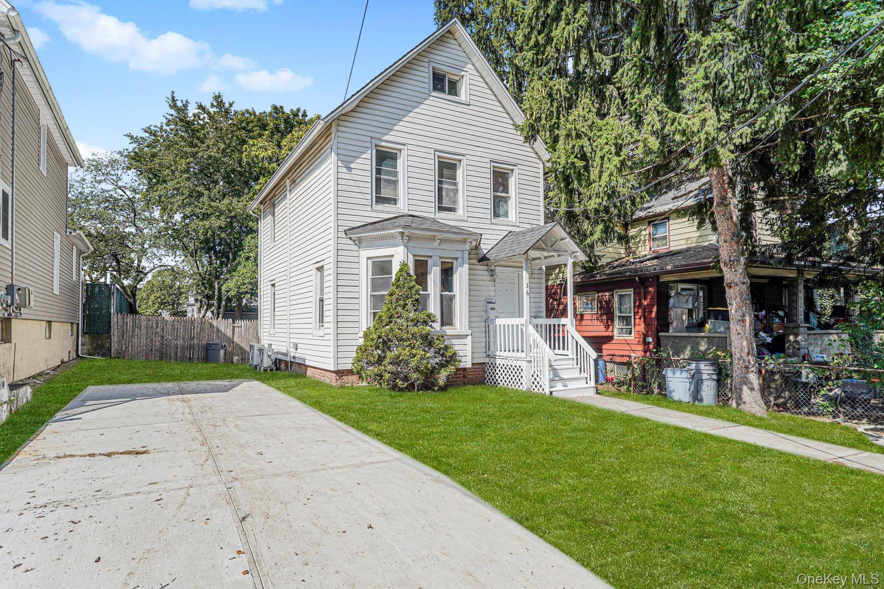 Welcome to 36 Lockman Avenue in the heart of Mariners Harbor !