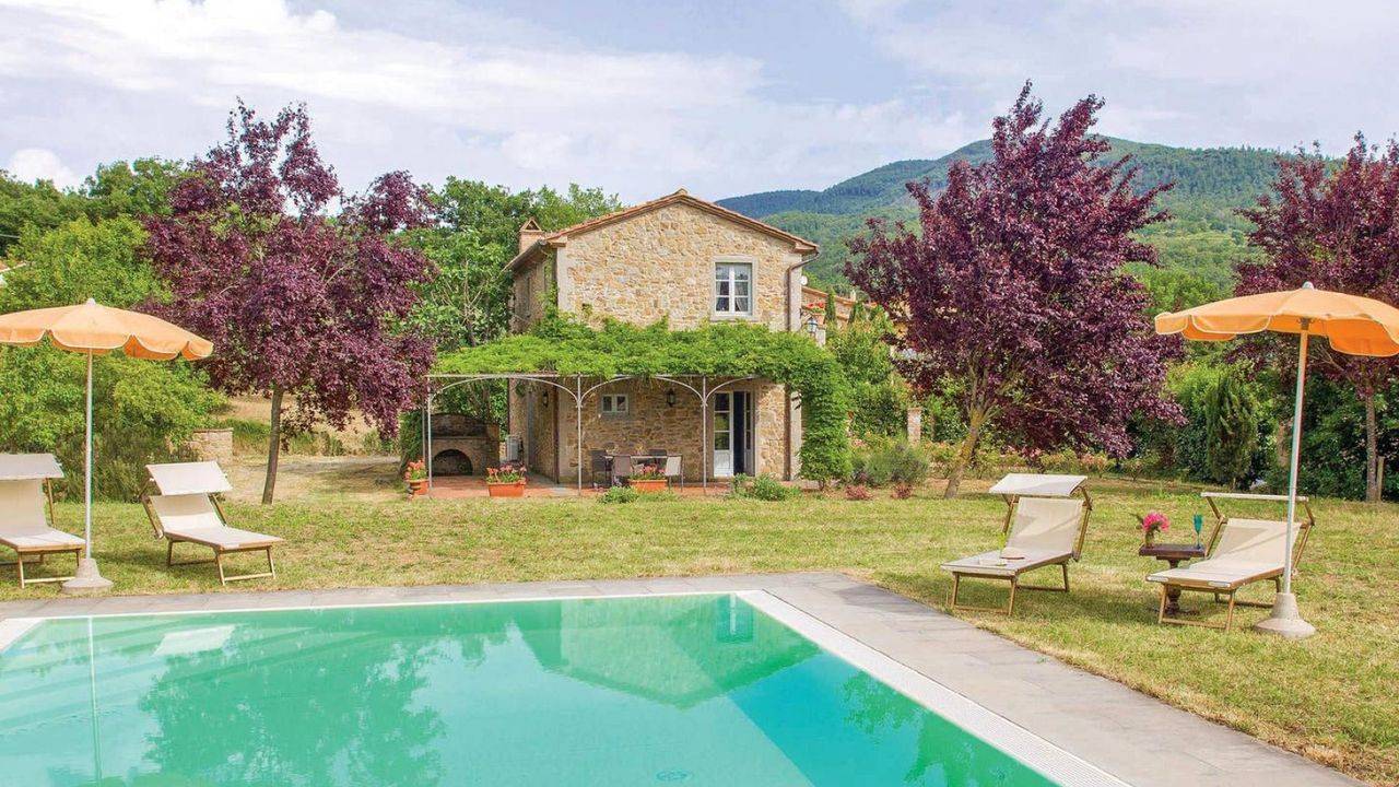 Real estate agency offers for sale in Cortona farmhouse, stone villa with pool and garden. Renovated farmhouse in the Tuscan style
