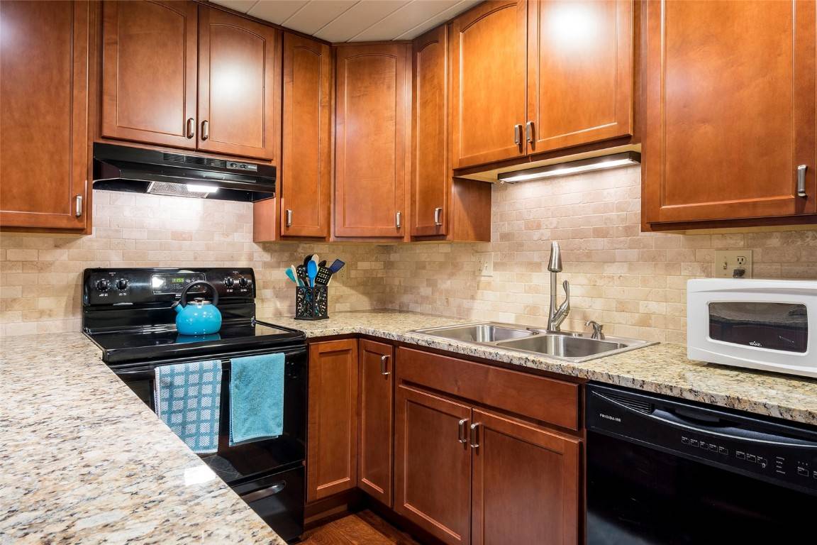 Great location in Steamboat s mountain area adjacent to the free bus, recently remodeled, in unit washer dryer, heated shared garage, dogs allowed for owners and very low HOA fees ...