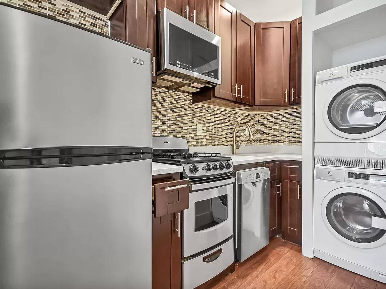 INQUIRE FOR VIDEOAVAILABLE STARTING JUNE 5Live in this beautiful fully renovated 2BR 1BR with a washer dryer in unit in a prime Murray Hill location !