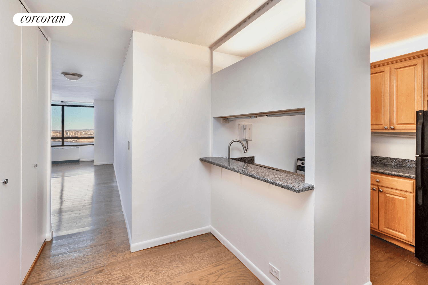 Welcome to this gorgeous Penthouse, 1 Bed 1 Bath Top floor condominium.