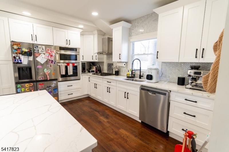Center Island/Breakfast Bar