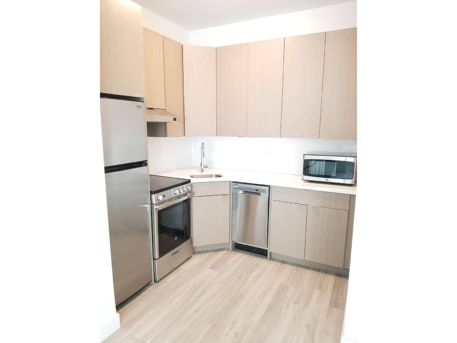 SUNNY DUPLEX STUDIO WITH SOUTHERN EXPOSURE Now is your opportunity to live in a pristine, brand new building.
