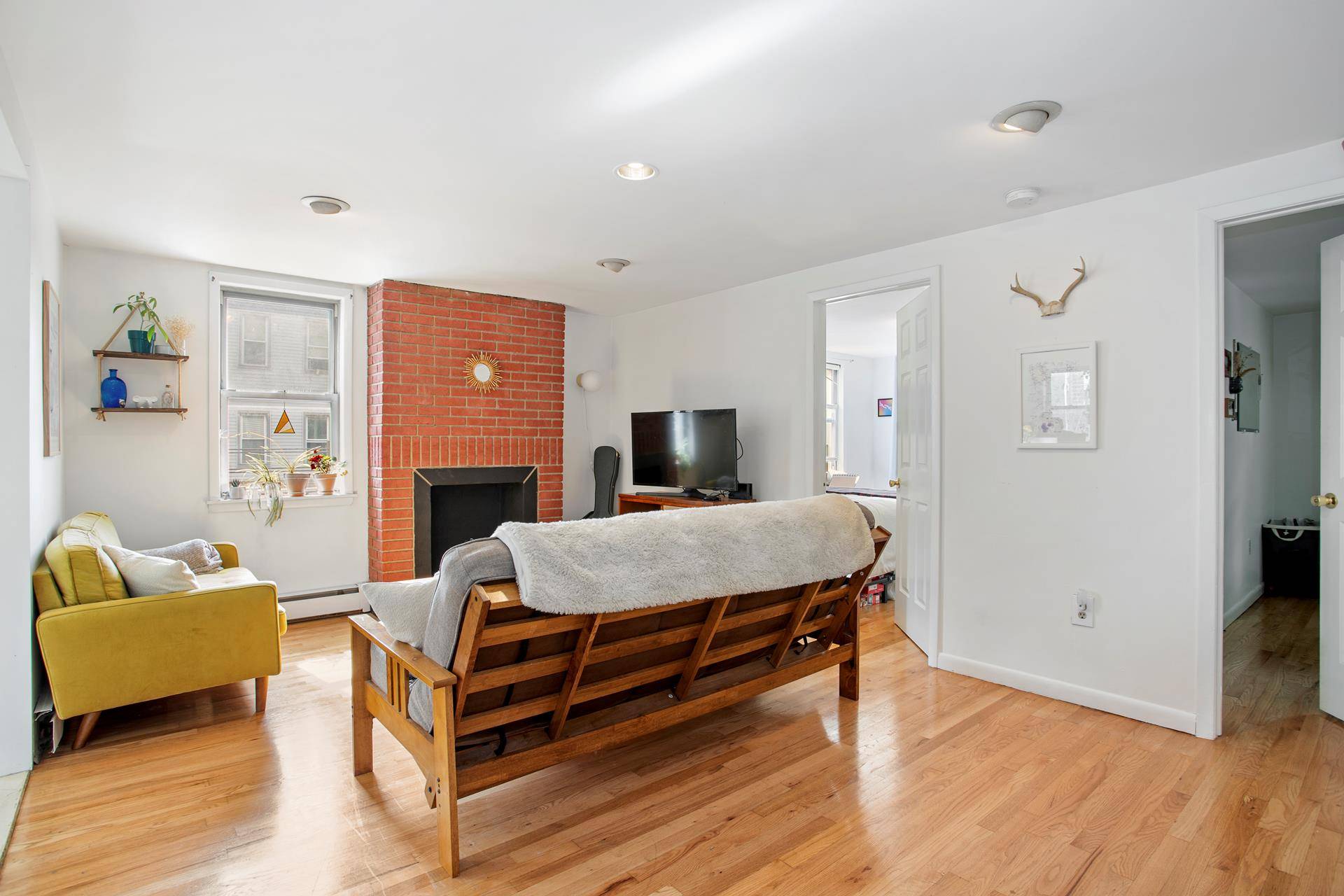 Spacious and bright 2 bedroom 1 bathroom apartment within close distance of the L and G trains Metropolitan Lorimer stop.