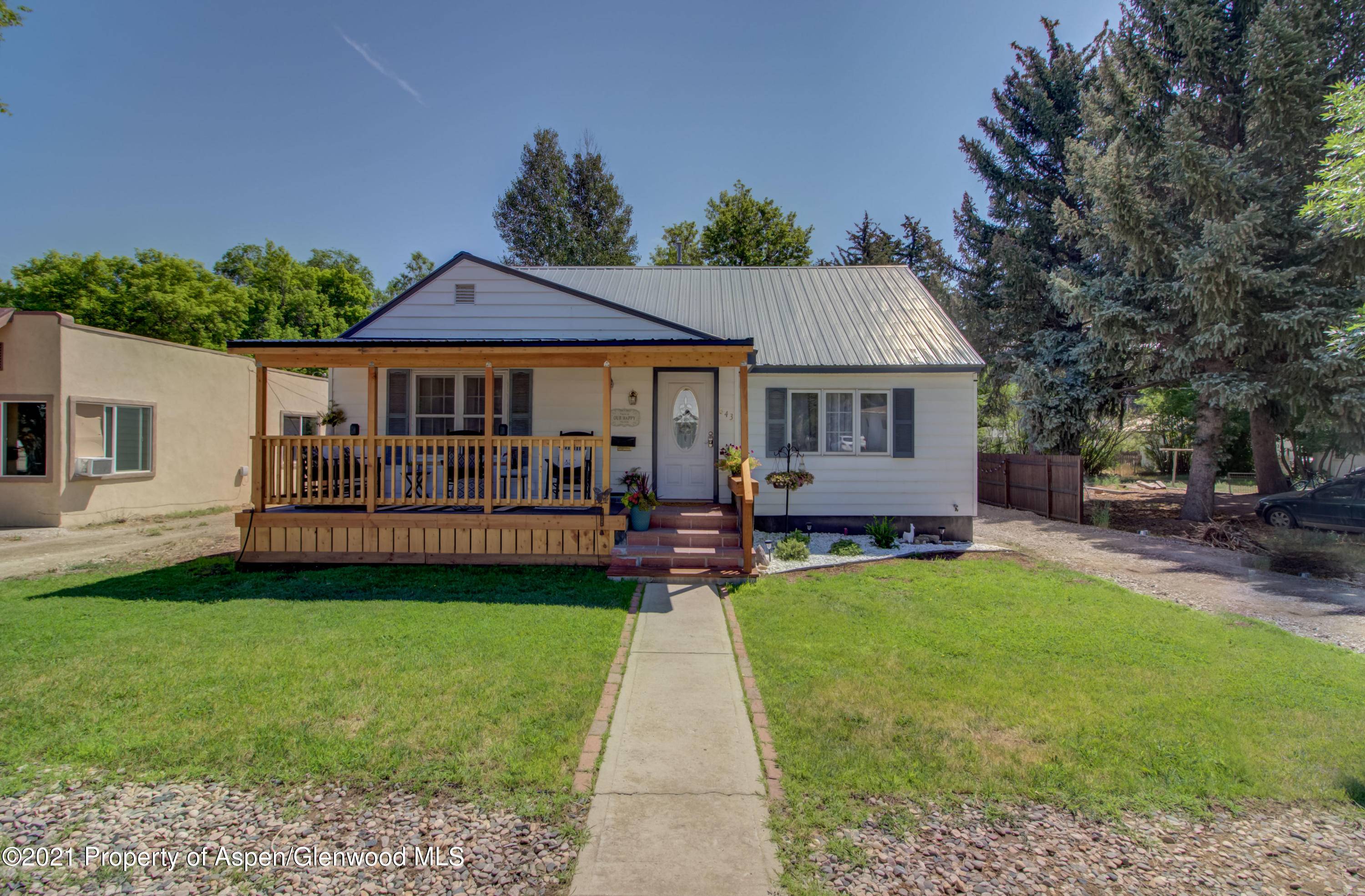 This adorable 3 Bedroom 2 bath home is waiting for you !