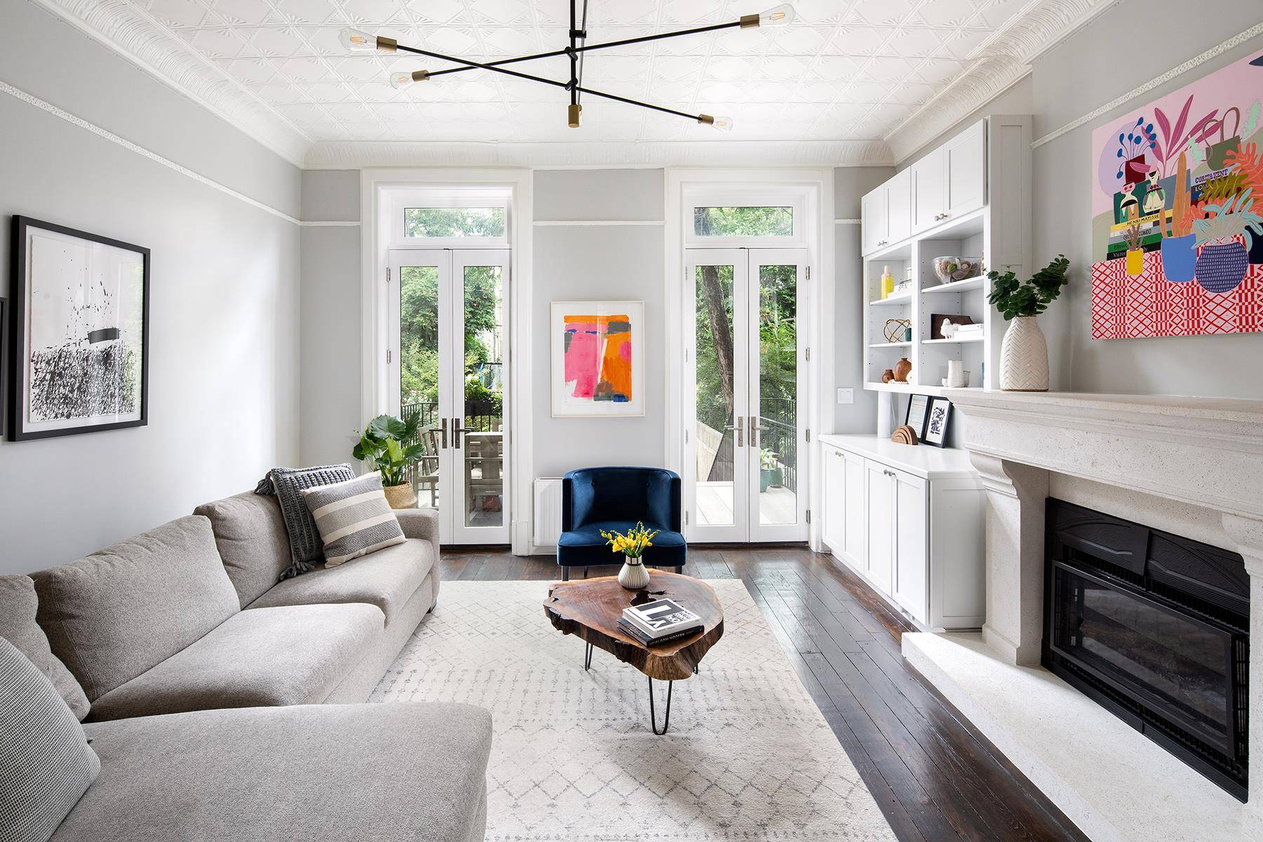 This goregeous gut renovated Carroll Gardens townhouse embraces past and present with original architectural details and bespoke modern touches that convey a relaxed elegance and quintessential Brooklyn living.