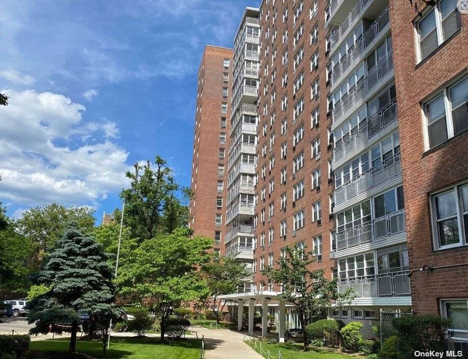 Spacious Jr4 unit with big Balcony, great layout with lots of closet space and beautiful View, Downtown Flushing 5 Blocks from 7 Train Main st and LIRR, Near Supermarket, restaurant, ...