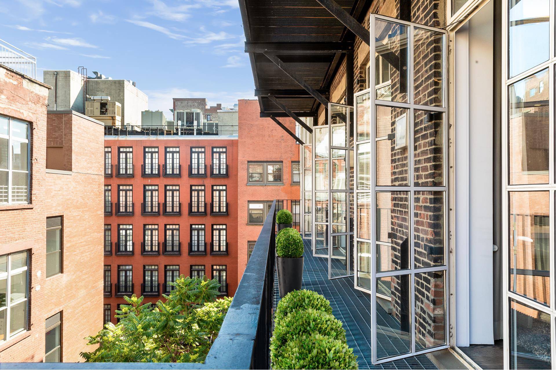 132 GREENE ST RESIDENCE 5 Available ImmediatelyLocated in the heart of Soho's Historic Cast Iron District, this architecturally stunning full floor loft spanning approximately 2, 700 sqft offers the perfect ...
