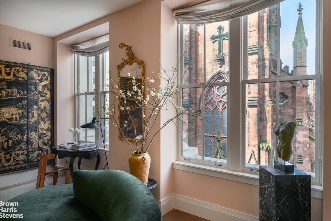 The length of this exquisite three bedroom home features 7' high, South and West facing windows framing picturesque views of Brooklyn Heights' historical buildings.