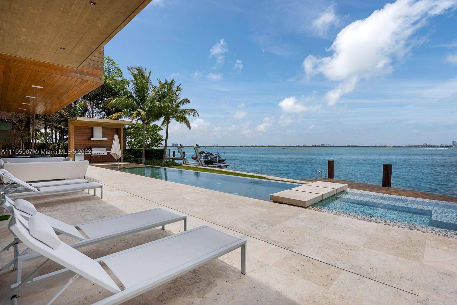 Sophisticated tropical waterfront villa in the coveted Venetian Islands !