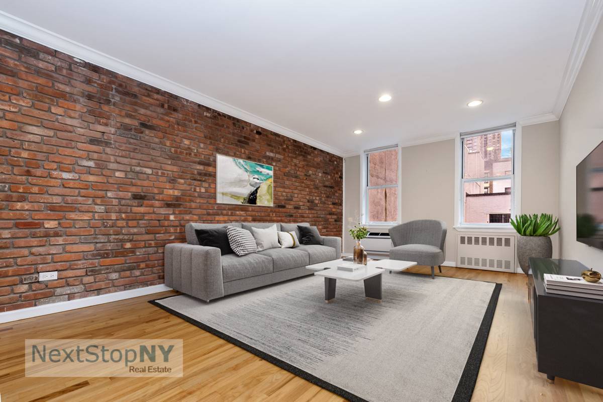 Move in ready and fully renovated south facing one bedroom home located in the heart of the Upper East Side, awaits your furnishings !