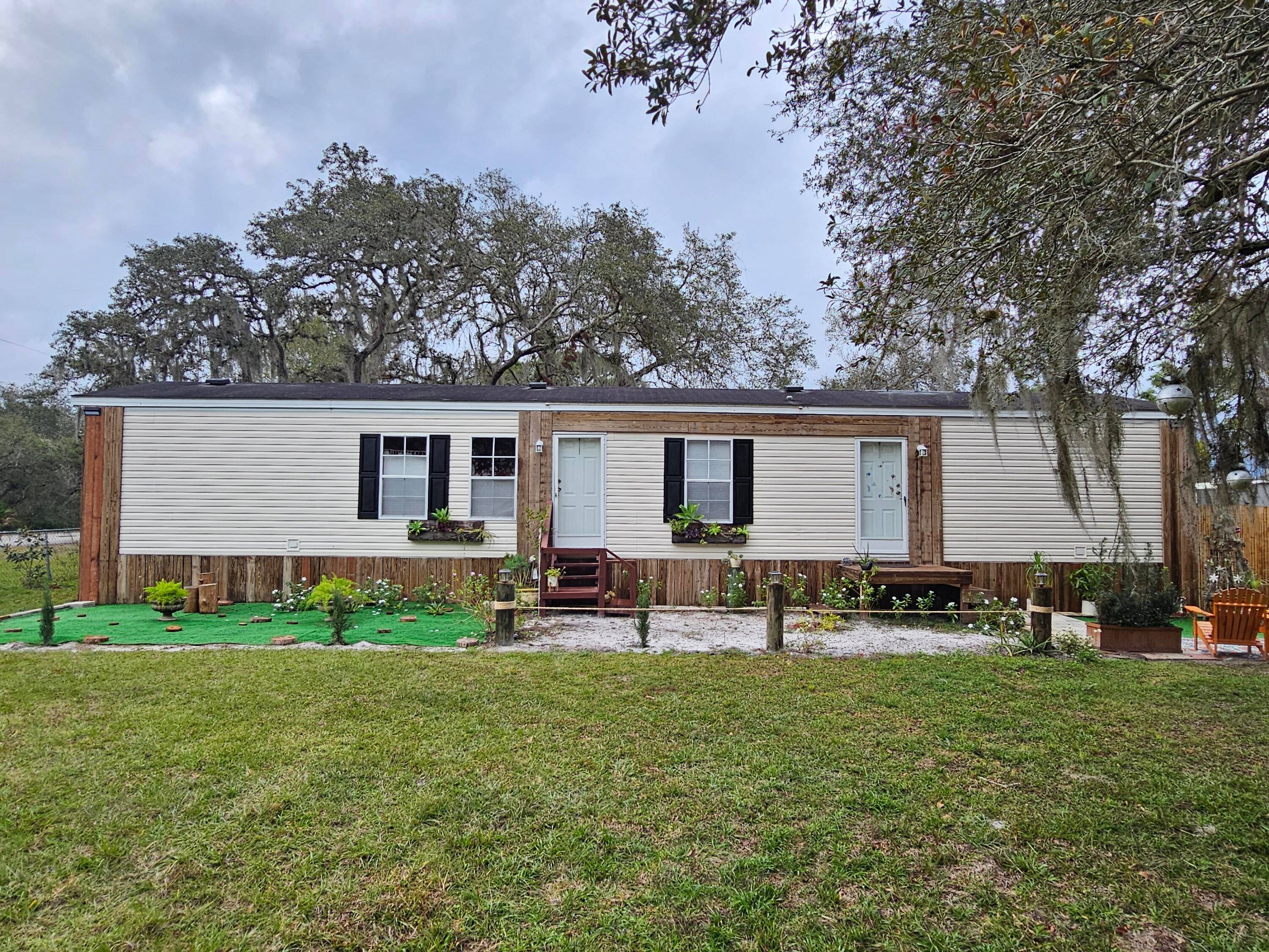 Experience the warmth of Home in this distinctive cozy property, close to downtown Okeechobee.
