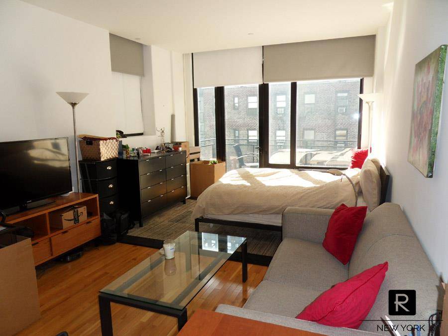 Available Now BRIGHT STUDIO with LARGE BALCONY has OPEN CITY VIEWS !