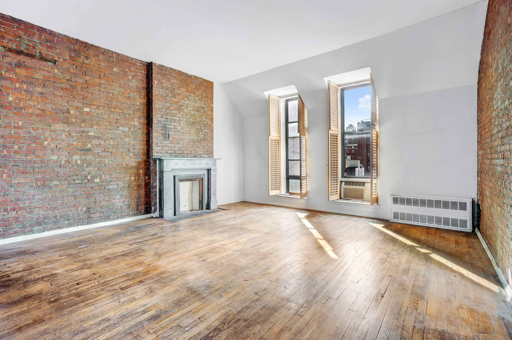 No Board Approval ! This loft like 2BR apartment boasts sunny western views over University Place and Greenwich Village rooftops through its huge 7 foot windows.
