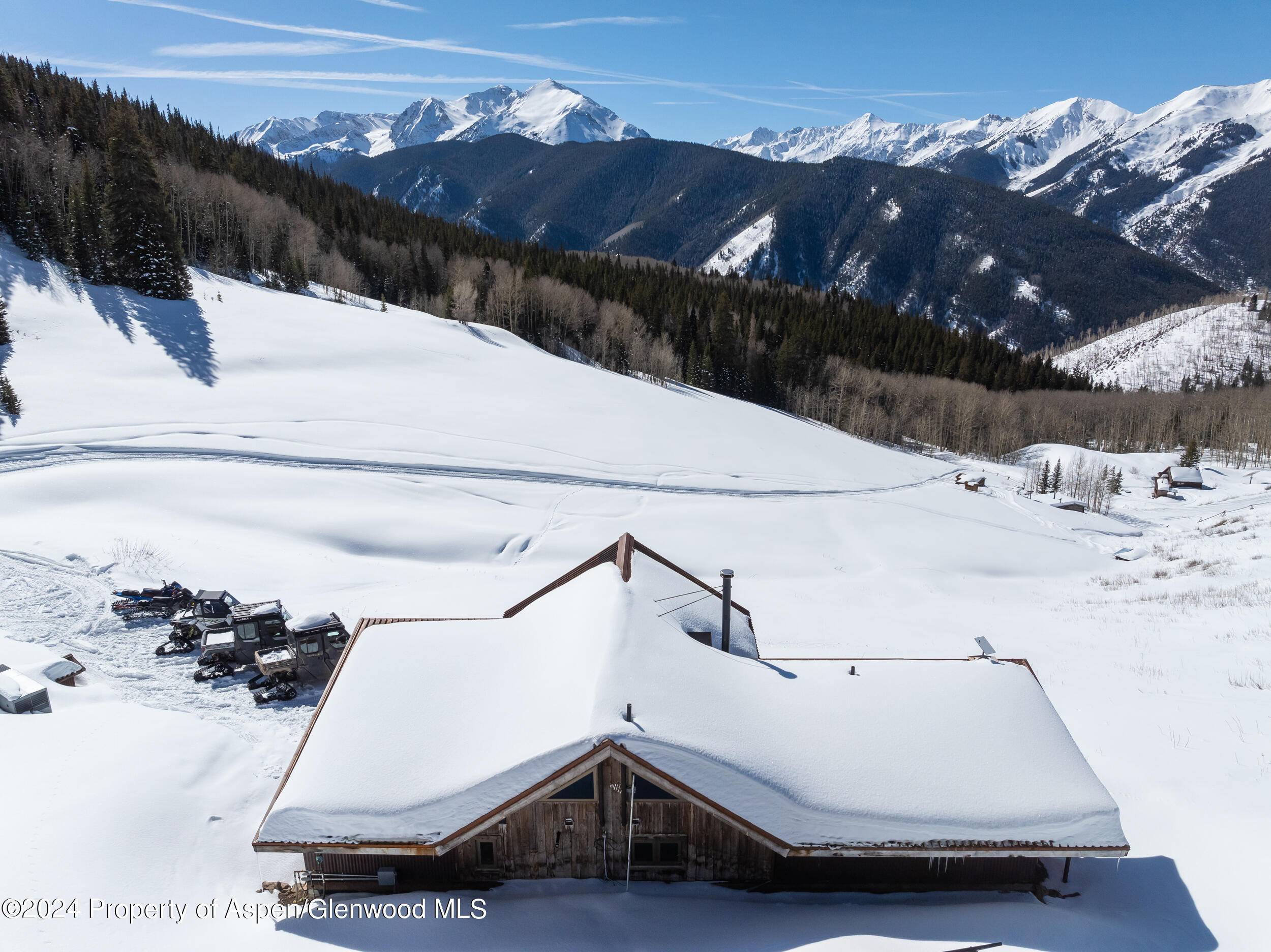Perched on the back of Aspen Mountain, this secluded hillside retreat offers unparalleled mountaintop vistas that are nothing short of breathtaking.