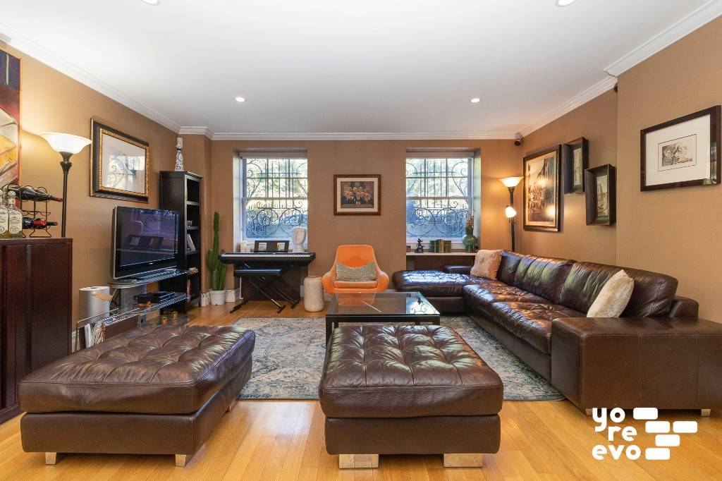 This cheerful, expansive, and move in ready condo is exactly what you need !