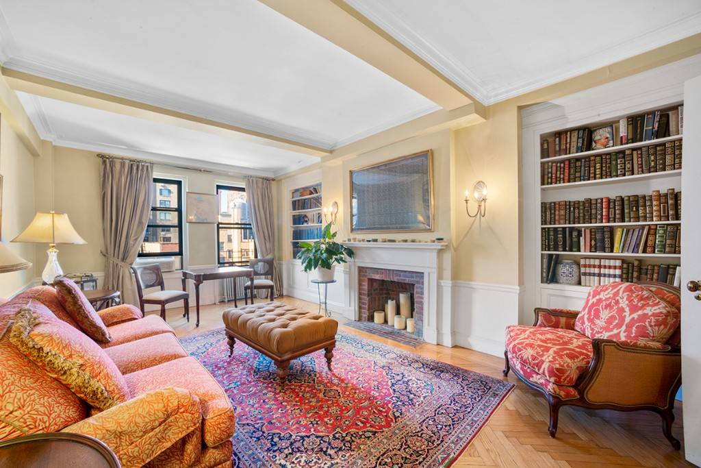 Light and Bright, Spacious and Gracious Carnegie Hill Prewar Classic 7, with ten foot ceilings and crown molding !