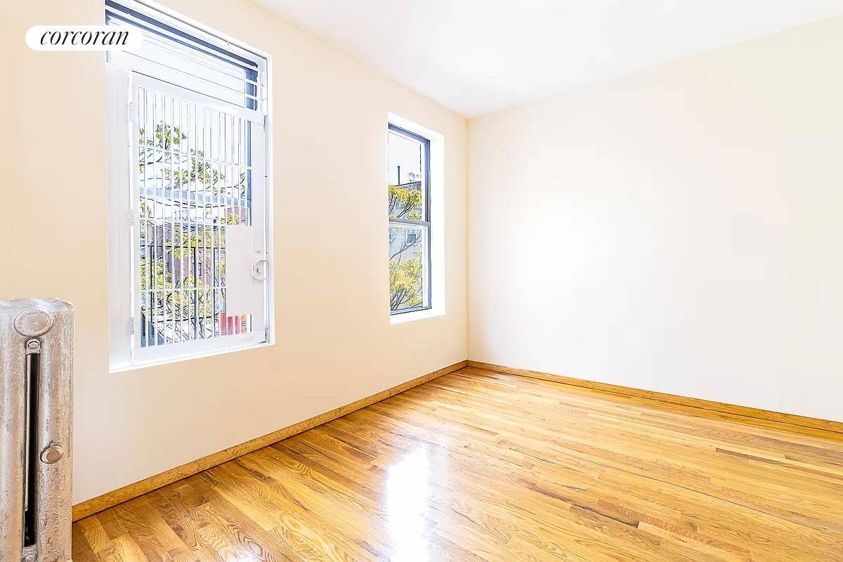 Sunny, Renovated 3 BedroomApt.
