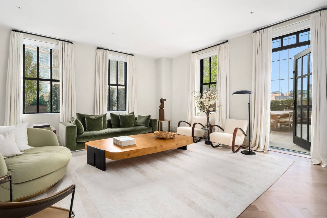 Located in Tribeca s highly coveted 100 Barclay, Residence 19D has been thoughtfully reimagined by AD100 design firm Ashe Leandro.