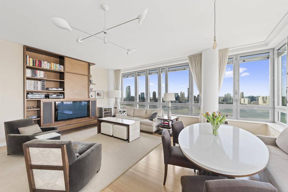 Perched above it all ! Rarely available Penthouse 2 bedroom with views as far as the eye can see in the Riverhouse, the only water front LEED Gold rated Green ...