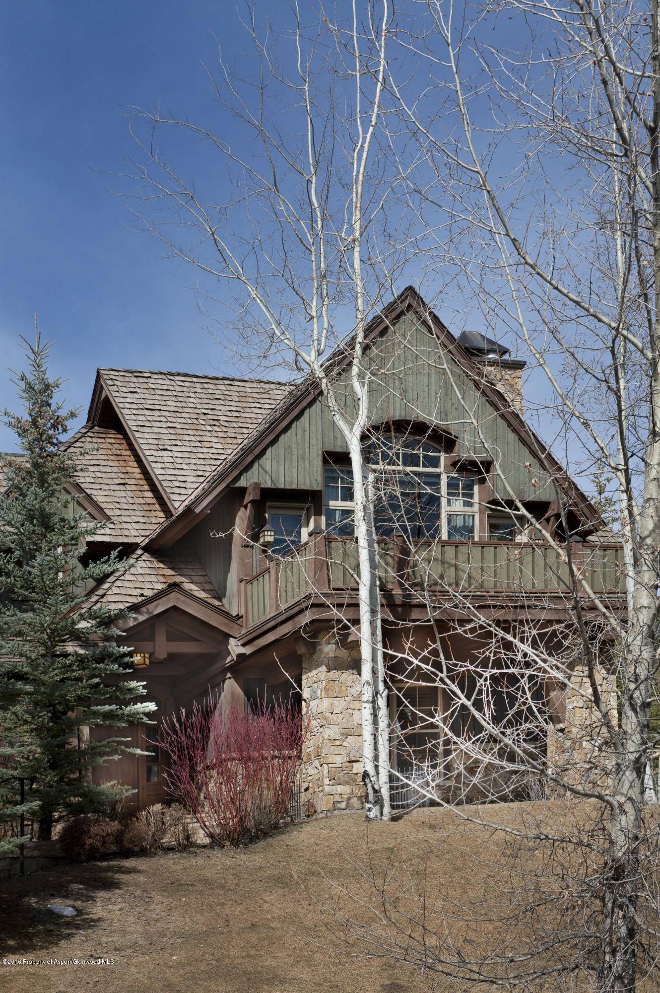 Absolutely one of the most beautifully decorated residences in the Aspen area, huge private master suite with en suite, stunning art, gourmet kitchen with ample counters and cooking island, ski ...