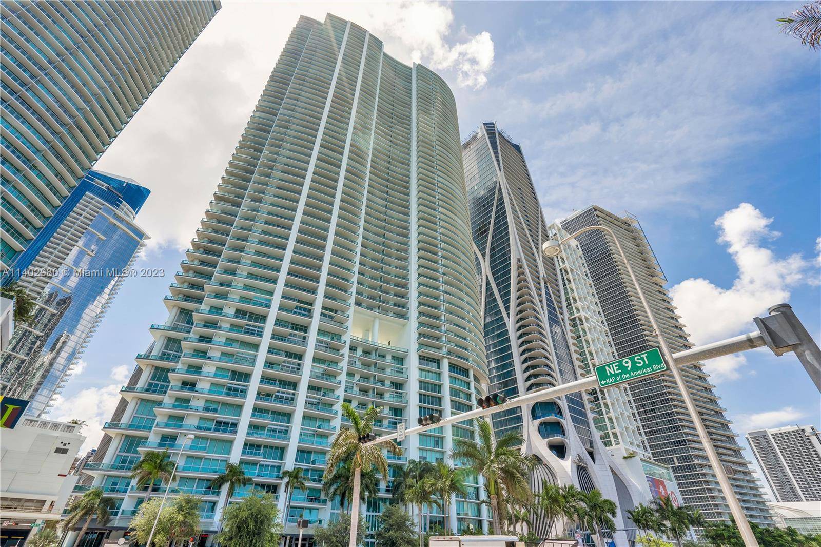 900 Biscayne Bay is a luxurious residential tower offering breathtaking views of Biscayne Bay, the Atlantic Ocean, and the vibrant City of Miami.