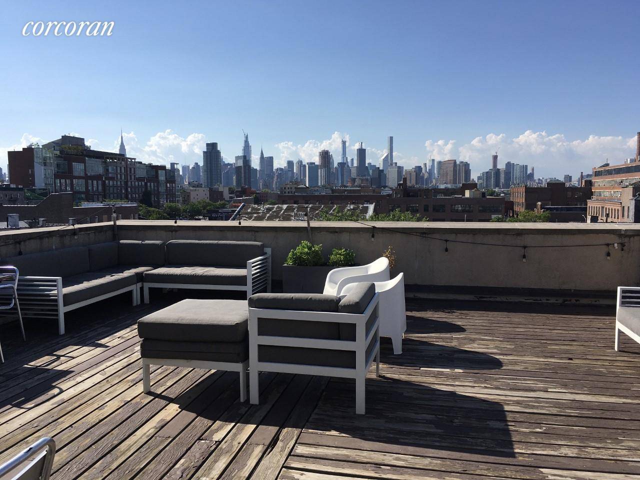 Greenpoint condo with private roof deck and captivating Manhattan skyline views !