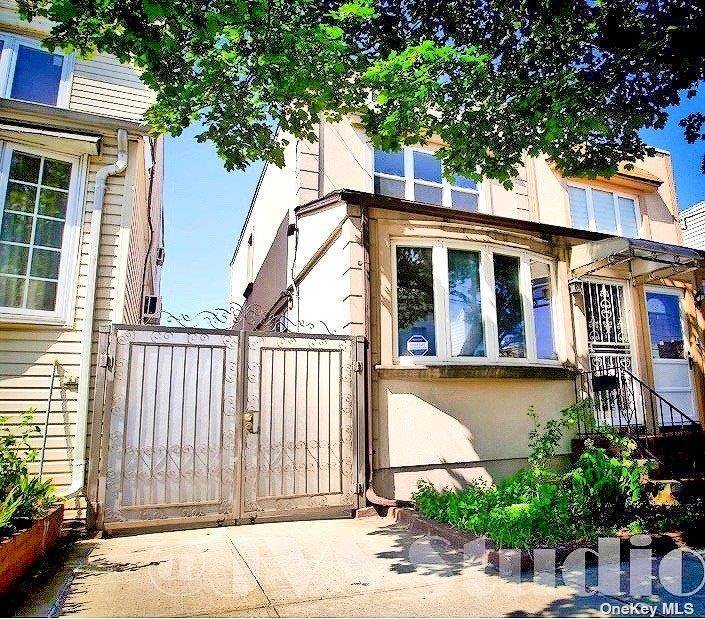 This beautiful Single Family Colonial home in Maspeth, Queens was fully renovated in 2011.