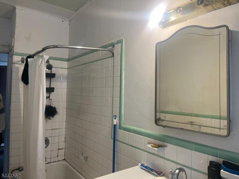 Unit 1 Bathroom a