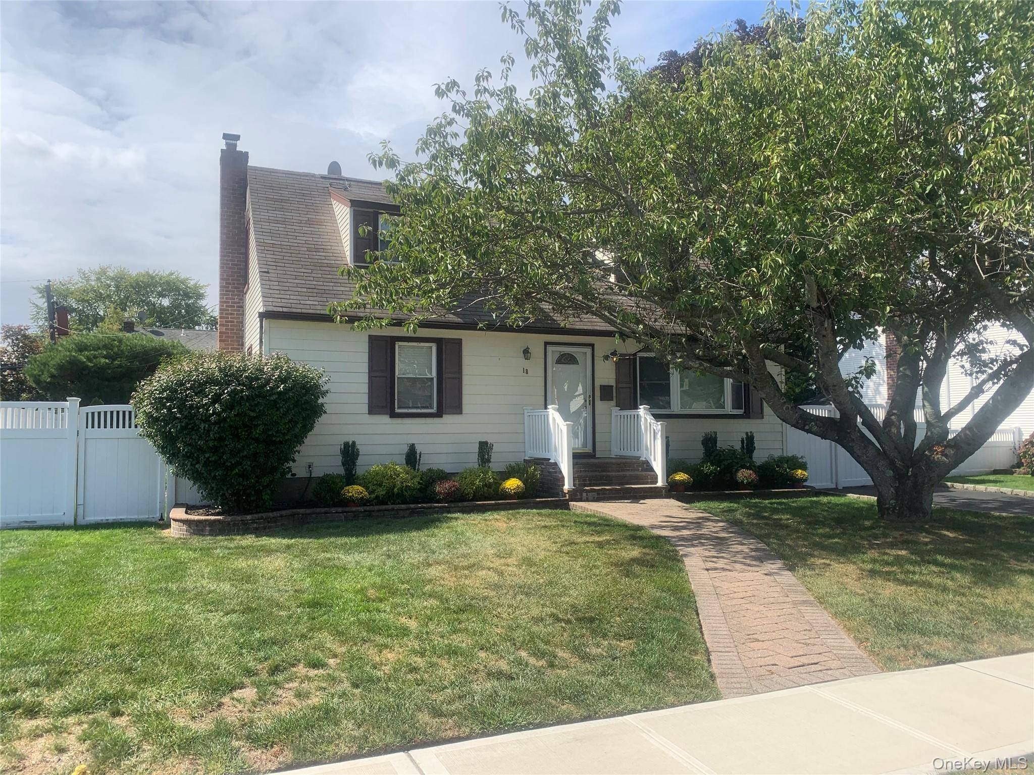 Midblock quiet location. The whole house is freshly painted.