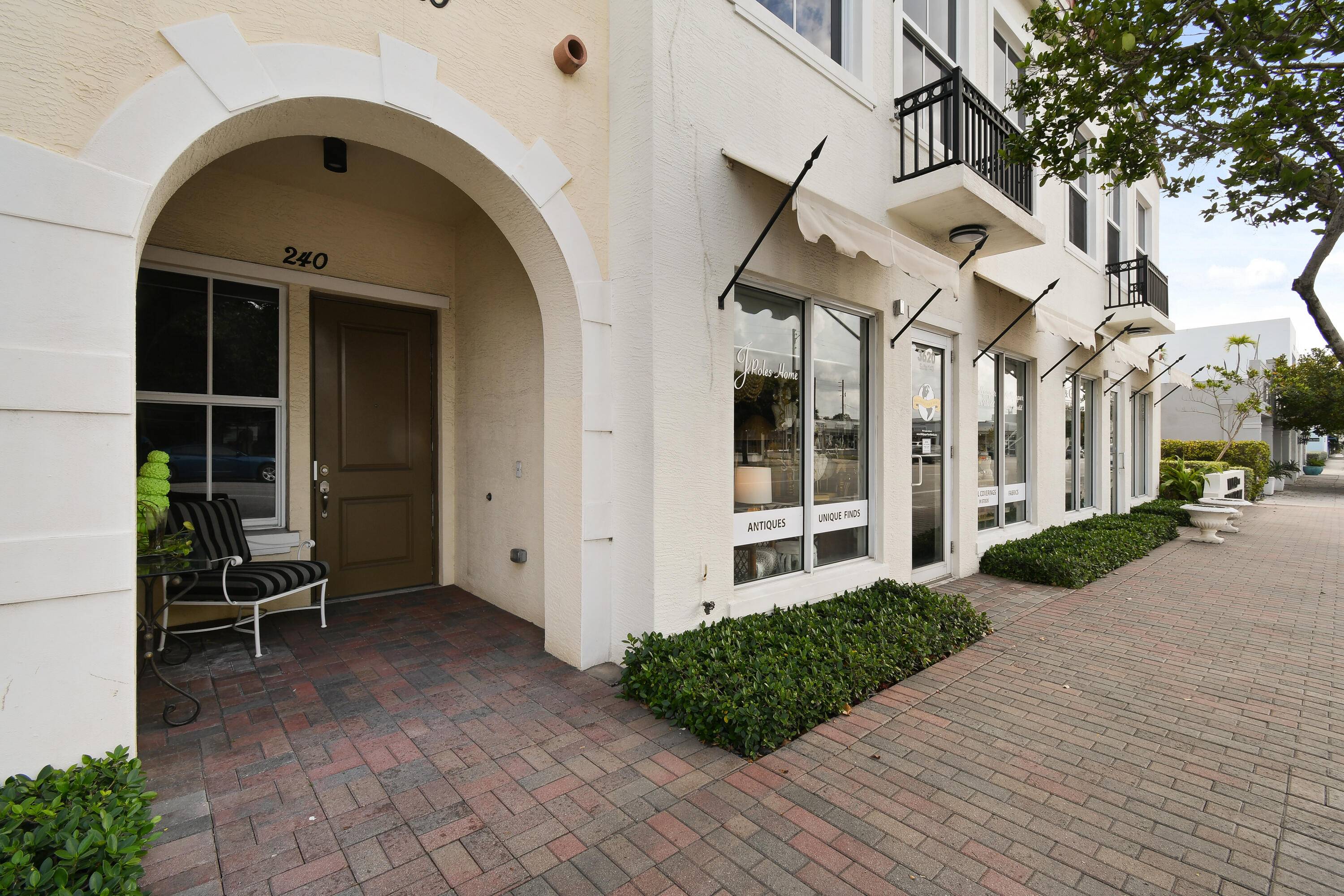 Furnished 3 bedroom 2bath townhome located in the Villas on Antique Row.