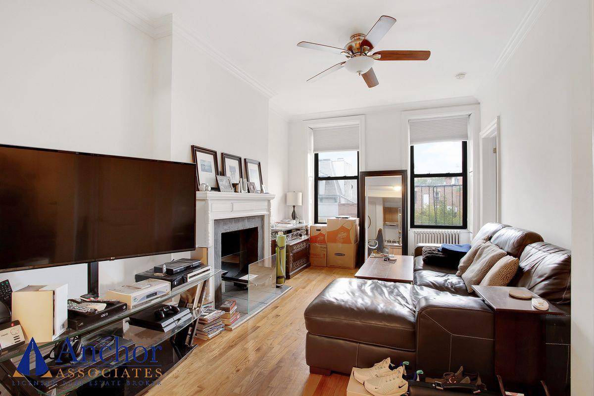 Fabulous one bedroom bathed in natural light with high ceilings, fireplace and beautiful crown molding making it the classic Upper East Side apartment.