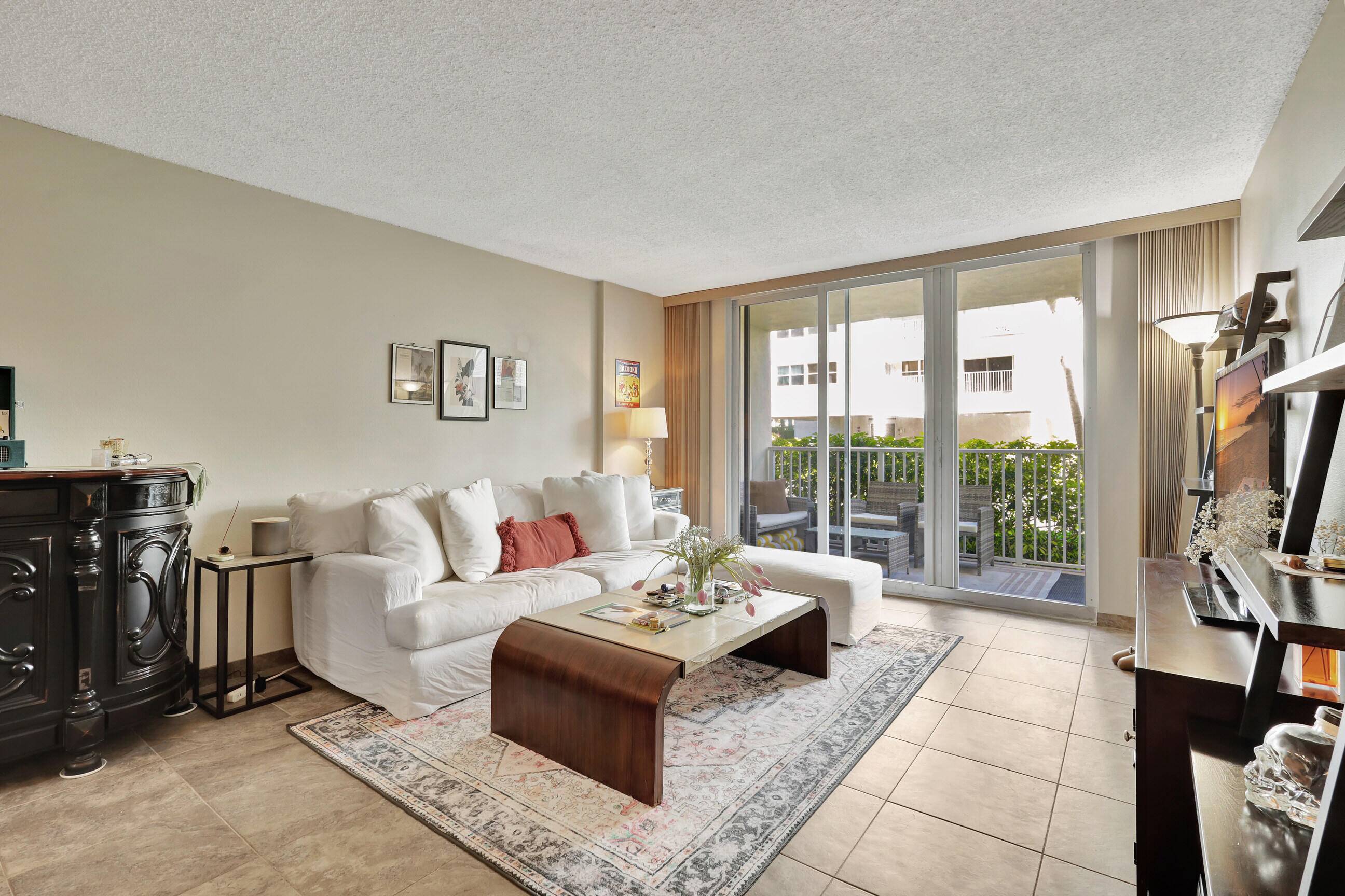 Step into your own slice of paradise with this fabulous 1 bedroom, 1 1 2 bathroom beach condo.