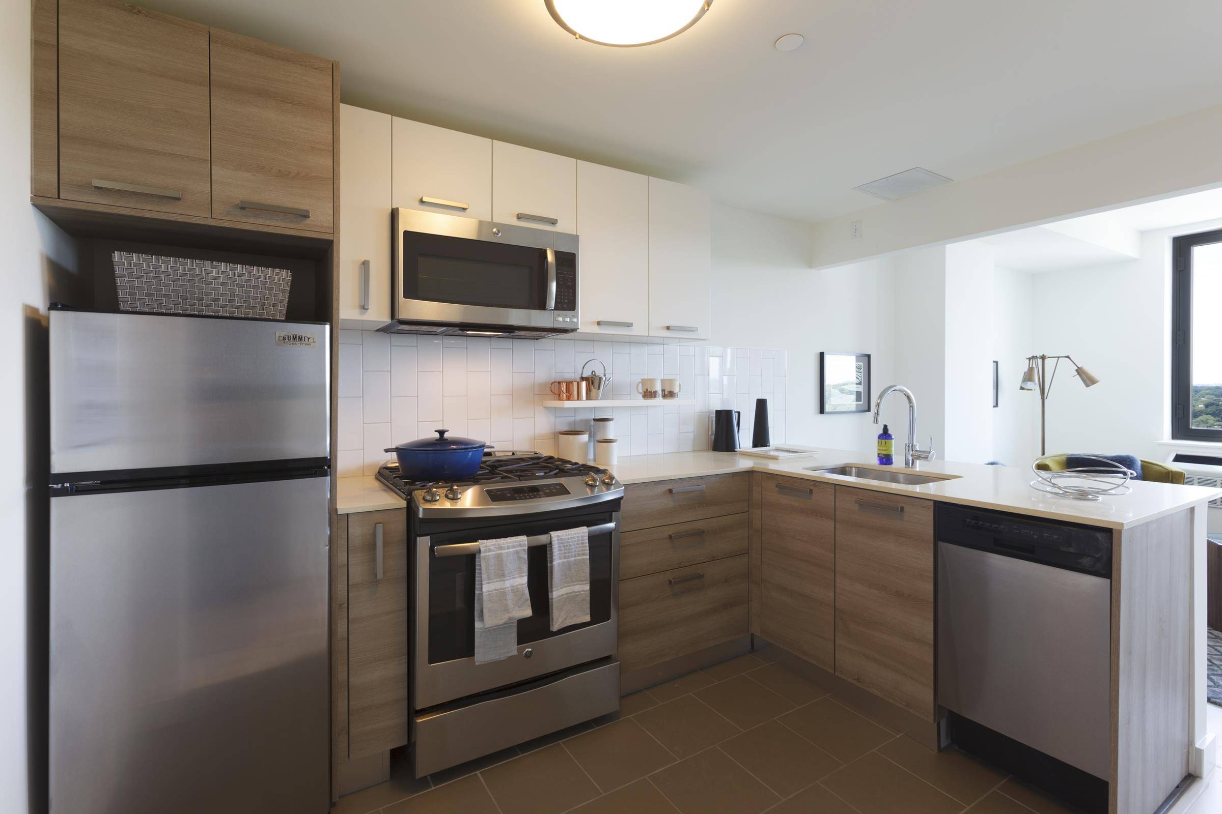 This bright, charming studio is located in The Parkline, a stunning new rental complex that unveils breathtaking views of Prospect Park, the Manhattan Skyline and the storied streetscapes of Brooklyn.