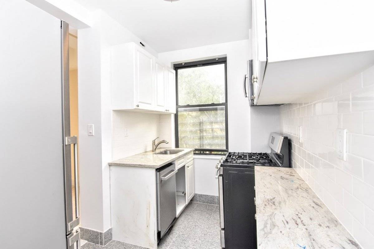 LOCATION 173rd St amp ; Broadway SUBWAY A short jaunt to the 168th St Station for the 1 Train amp ; the A C Lines This fantastic one bedroom Washington ...