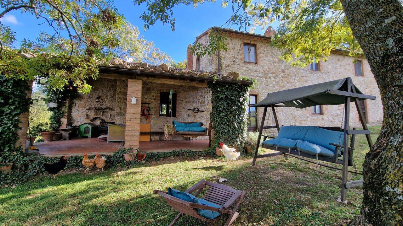 Farm, located in a panoramic and hilly area, with farmhouse, stable and 39 hectares of land for sale in Roccalbegna, province of Grosseto.