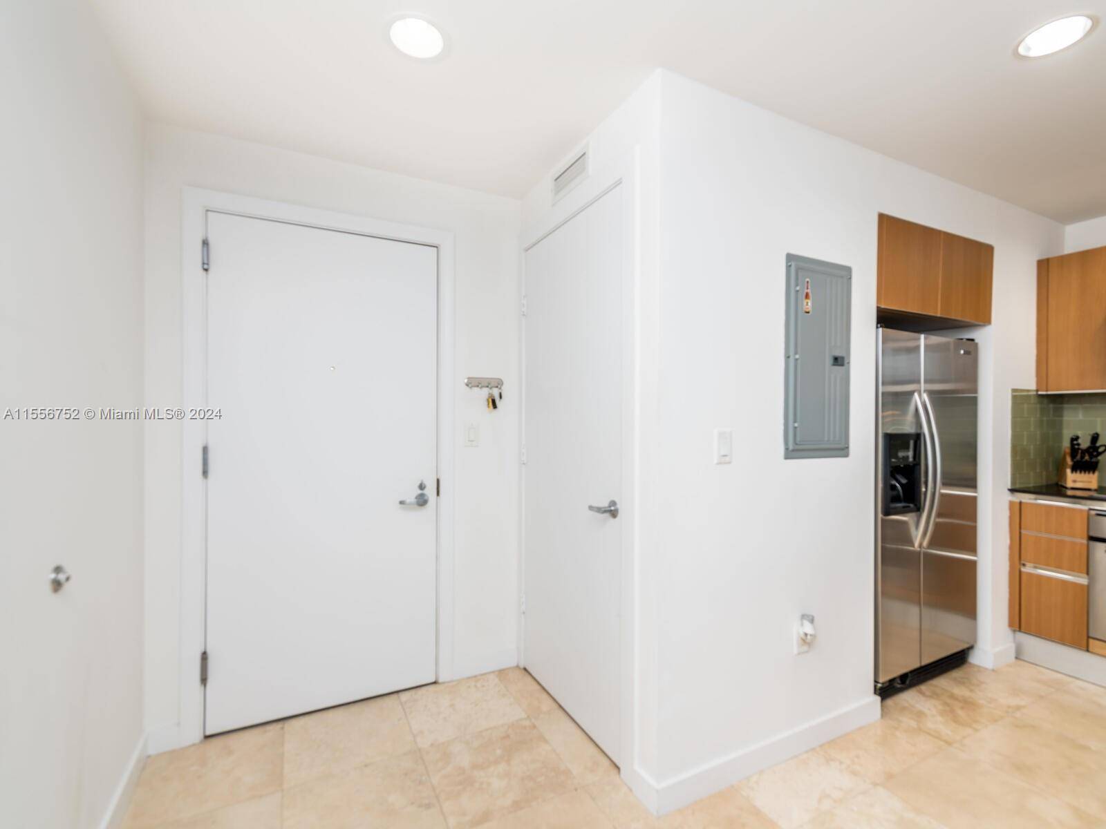 Beautiful 1 bedroom 1 bath unit with amazing East view, located in the heart of Brickell Avenue.