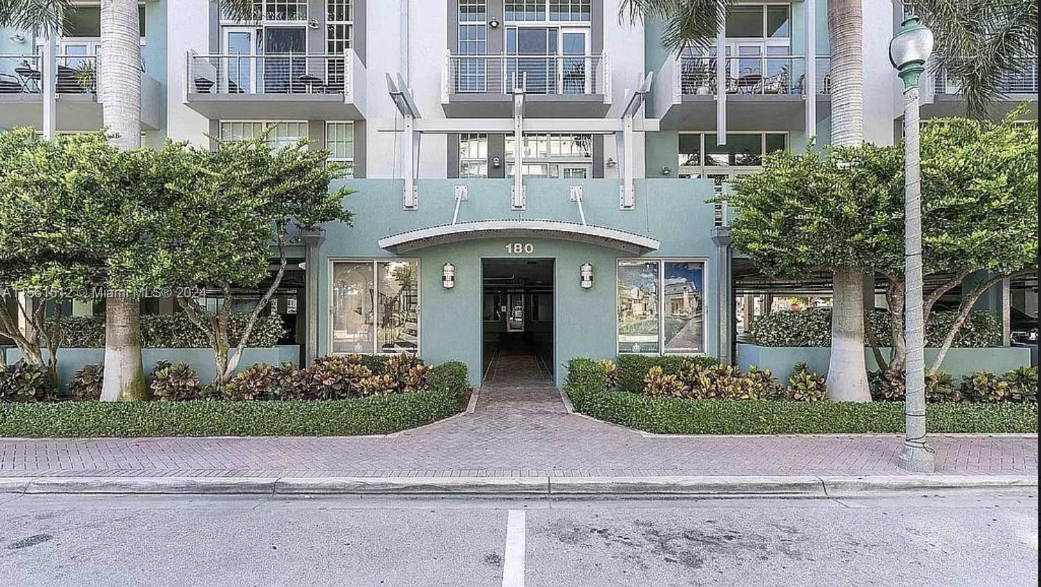 This charming 1 bedroom, 1 bathroom condo in Delray Beach, FL was built in 2005 and offers a cozy living space of 927 sq.