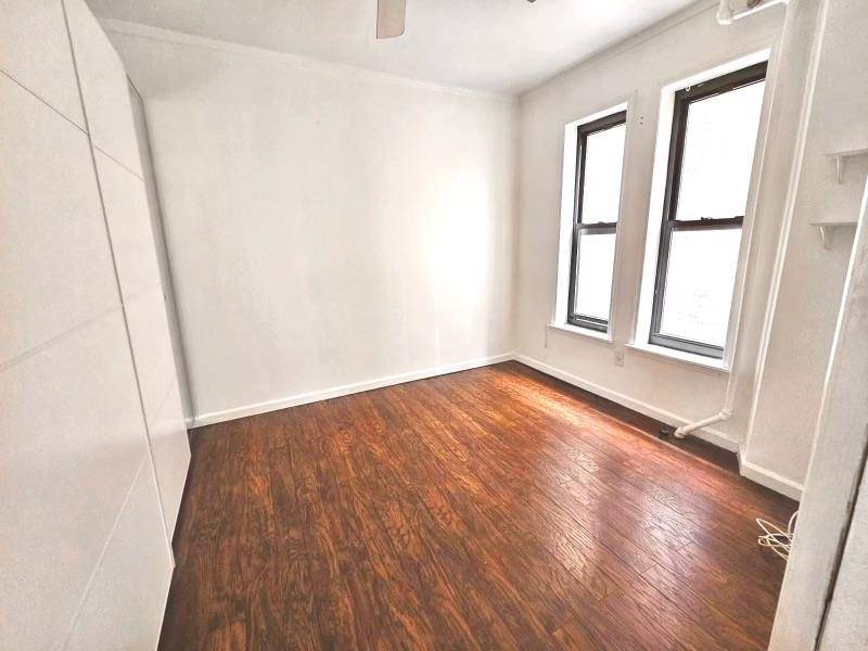 This bright amp ; blissful 1 BR co op offers a quiet amp ; private sanctuary above the buzzing Williamsburg streets below, with shopping, dining, entertainment, and fitness just moments ...